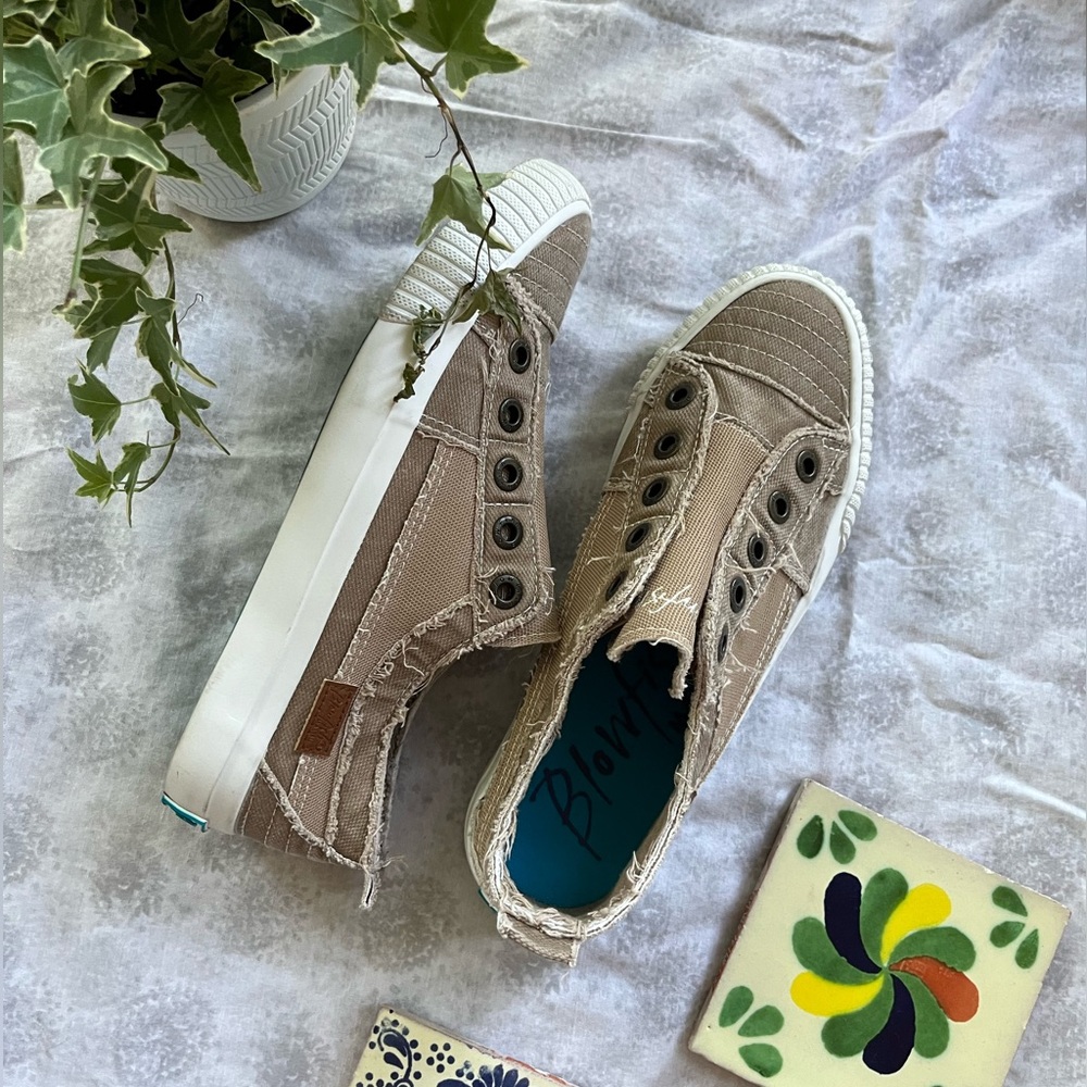 Blowfish Malibu Women's Play Canvas Sneaker Size 8